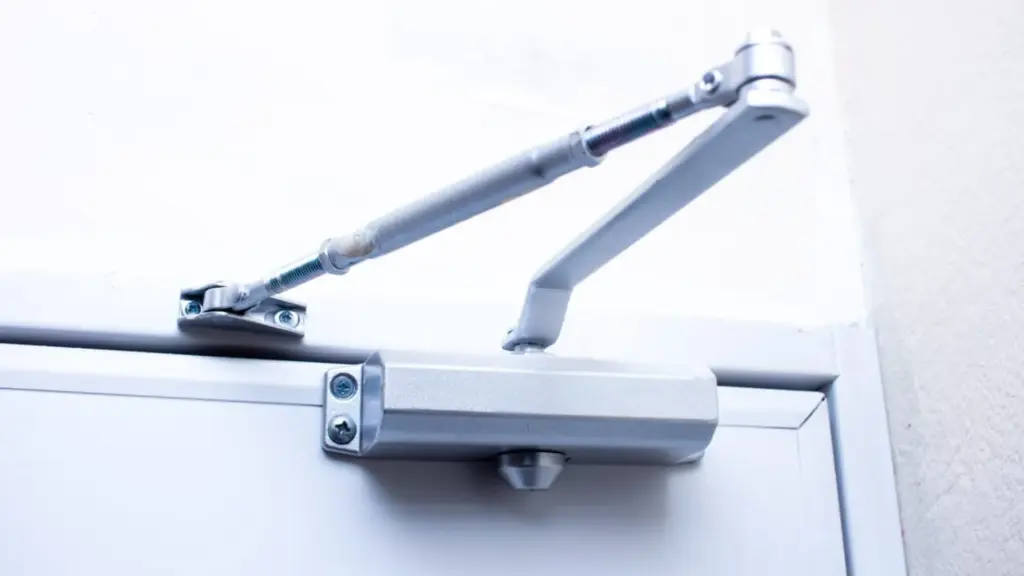 Mola área em uma porta de alumínio