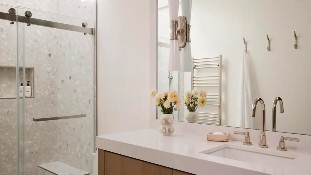 Como instalar espelho no banheiro: métodos e materiais recomendados