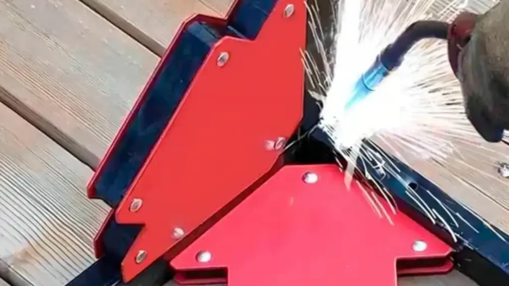 Como Usar o Esquadro Magnético