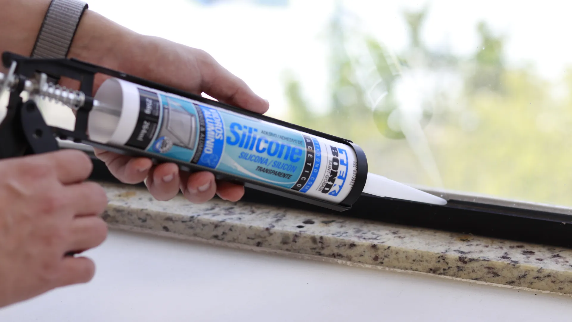 Como Vedar Sacada de Vidro: Guia Completo para Evitar Infiltrações