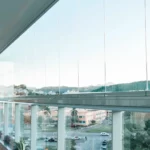 Cortina de Vidro: Vantagens, Tipos e Quanto Custa Instalar