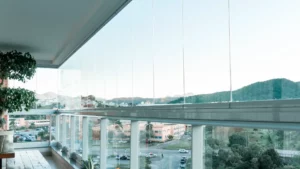 Cortina de Vidro: Vantagens, Tipos e Quanto Custa Instalar