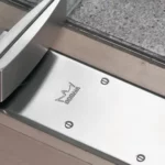 Mola Dorma instalada no piso de uma porta de vidro