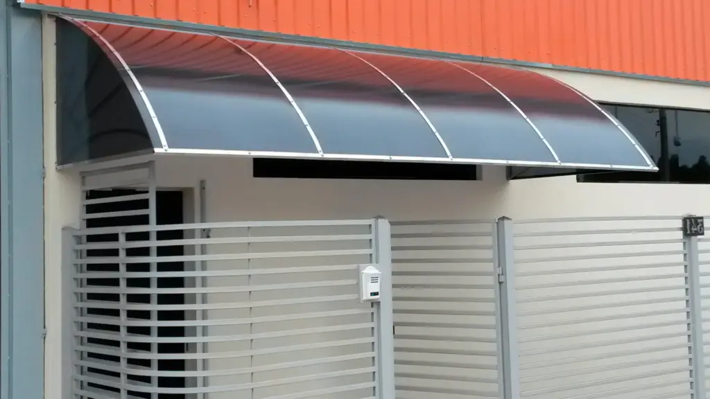 O que é um Toldo de Policarbonato e Por que é a Melhor Escolha?
