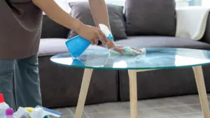 Qual o Melhor Produto para Limpar Mesa de Vidro?